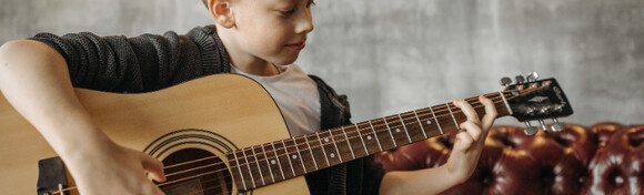 ŠKOLA GITARE - zabavi se i stekni vještine sviranja u trajanju 4 ili 8 školskih sati uz uključene instrumente i materijale u Gitarskoj školi u centru grada