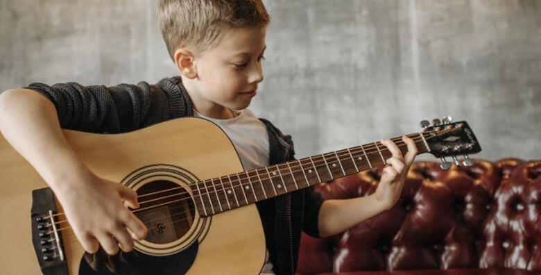 ŠKOLA GITARE – zabavi se i stekni vještine sviranja u trajanju 4 ili 8 školskih sati uz uključene instrumente i materijale u Gitarskoj školi u centru grada